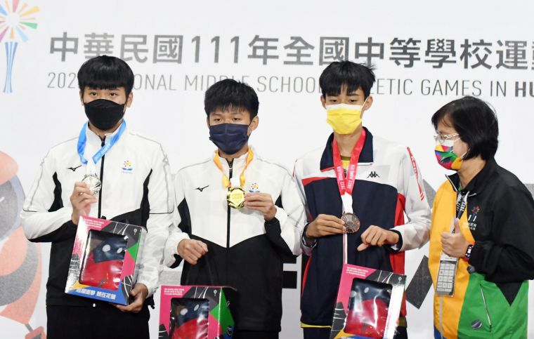 花蓮高中楊凱崴(左2)、巫蘇宇恩(左1)全中運滑輪溜冰奪金銀,巫蘇宇恩創大會紀錄。蔡宗憲攝