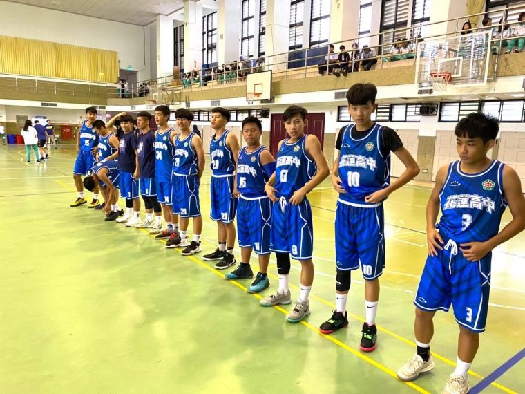 花蓮高中籃球隊穿上新球衣登場。眾星實業提供