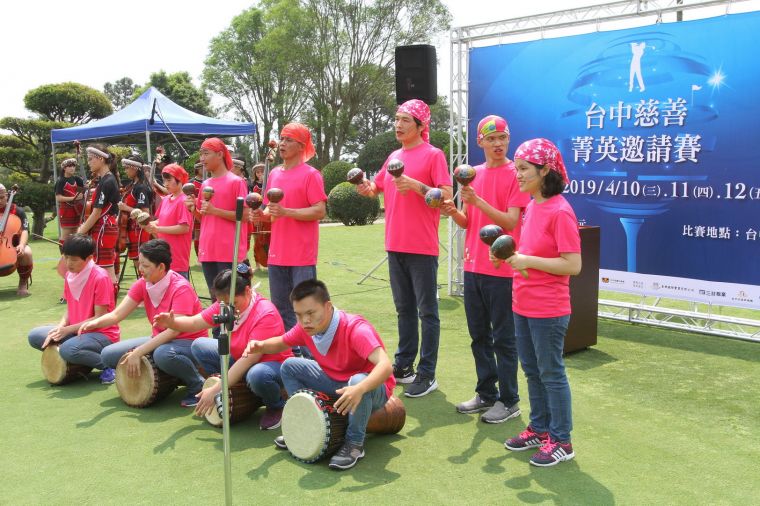 苗栗幼安教養院院童表演非洲鼓。