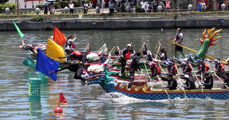 蓮潭水域運動中心獲小型 民俗龍舟社會女子組冠軍。高雄運發局提供