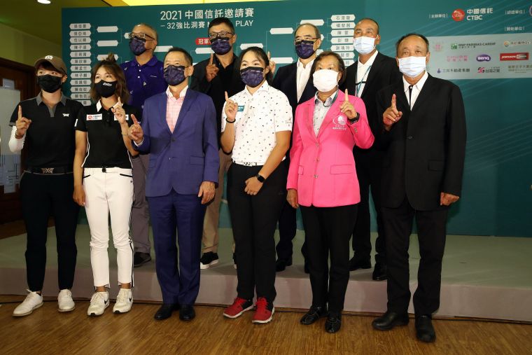 記者會貴賓與簽約選手代表合影,紀念首次比洞賽事。官方提供