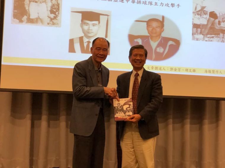 有「臺灣排壇儒俠」封號的詹清泉(左)獲學校體育績優終身成就獎。鄭元順提供
