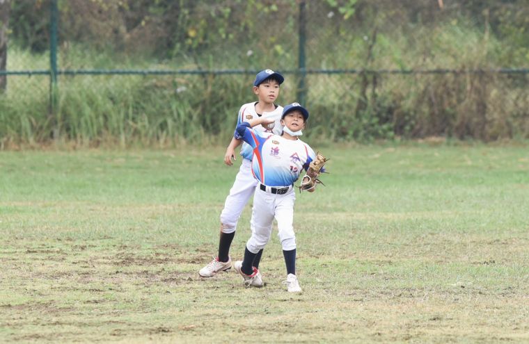 追分國小陳稚甯是女生的外野手。徐生明棒球發展協會提供