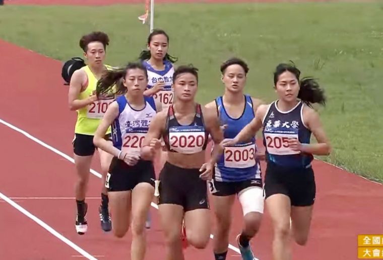選手陳虹吟（右）獲得田徑全能七項運動第四名。東華大學提供