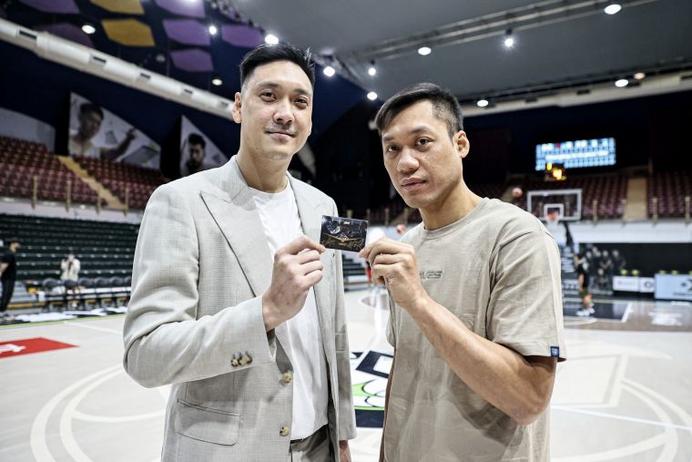 重現台灣籃球的經典畫面 俠獸雙簽卡誕生。大會提供