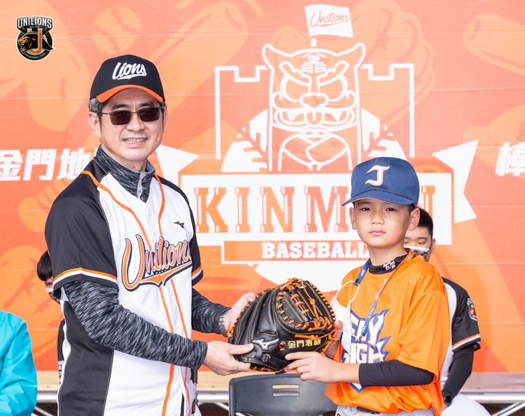 金酒公司董事長黃怡凱捐賜20萬元球具給少棒球員。統一獅球團提供