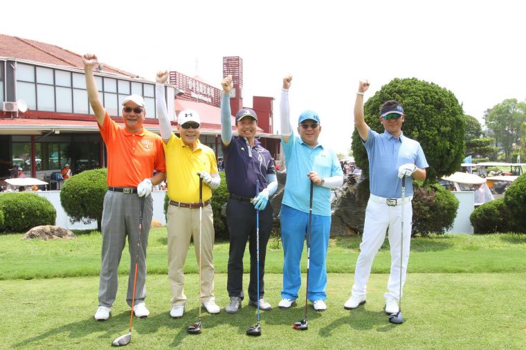 開球儀式貴賓（左起）台灣職業高爾夫協會理事長謝錦昇丶巨大捷安特執行長劉涌昌丶東興國際董事長馬倉國丶台灣櫻花董事長張宗璽及台中球場總經理楊文遠在配對賽開球儀式預祝比賽成功。鍾豐榮攝