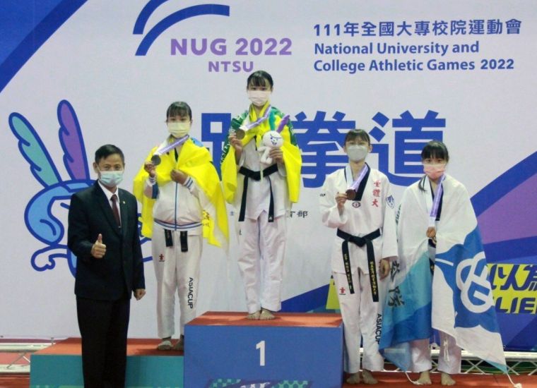 陳芷蝶（中）勇奪全大運跆拳道女子對打53公斤級金牌。東華大學提供