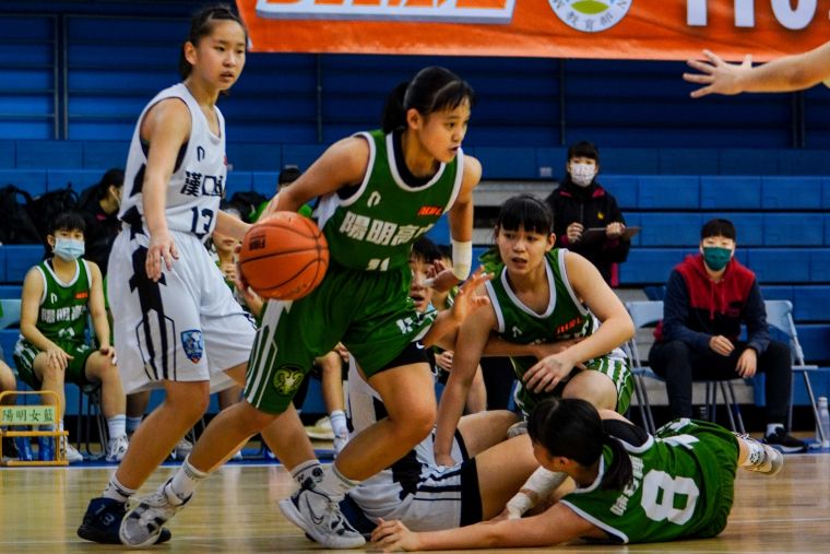陽明何采琪新高34分,搭配16籃板「30、10」,外帶6助攻、7抄截。大會提供