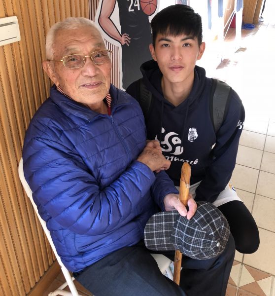 高師大射手林子洧與兼程從雲林來探班的94歲外公劉業貴爺孫情深。大會提供