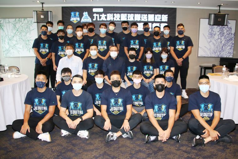 高雄九太科技隊球員(前)與海神隊球員(後)大合照,象徵前後代九太隊的傳承。高雄九太科技提供