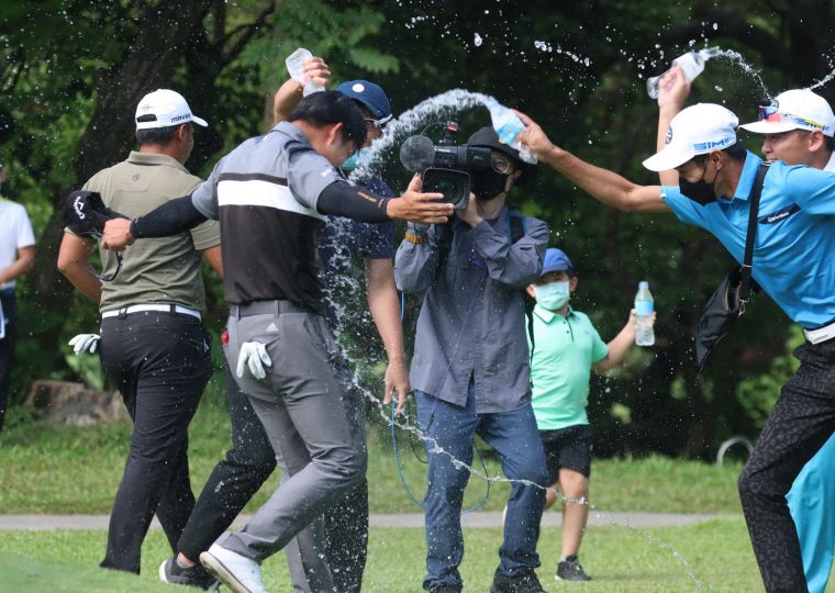 高雄公開賽職業冠軍李玠柏在果嶺上接受好友灑水慶祝。鍾豐榮攝影