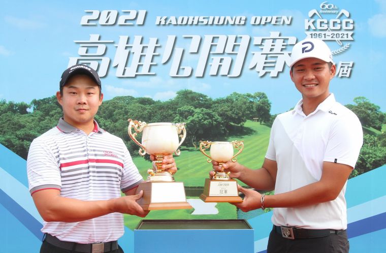 高雄公開賽職業冠軍李玠柏(左)和業餘冠軍洪昭鑫(右)。鍾豐榮攝影