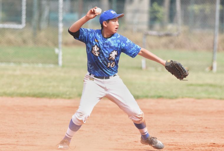 高雄忠孝國小的姜晉堯，是雙胞胎哥哥，擔任游擊手。徐生明棒球發展協會提供