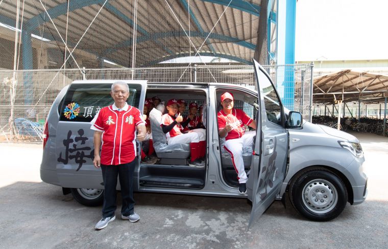 魏應充先生捐贈交通車一台給永靖國中棒球隊。大會提供