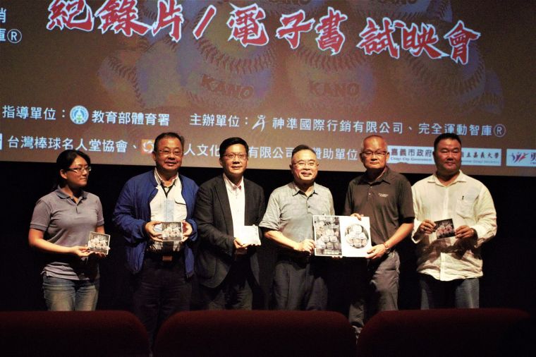 黃承富先生將「棒球@台灣」電子書版權捐贈予台灣棒球名人堂協會。神準國際行銷提供