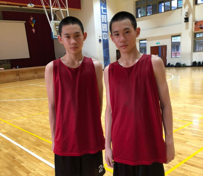 龍華教練陳正中雙胞胎兒子陳罡翼(右)、陳罡騏現效力七賢。大會提供