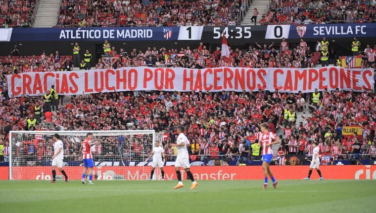 馬競球迷打出巨大的標語「感謝盧喬(Lucho，指蘇亞雷斯)讓我們成為了冠軍」，向蘇亞雷斯道別。法新社