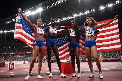 美國「超級媽媽」費利克斯(左1)跑下她個人在奧運的第11面獎牌。法新社