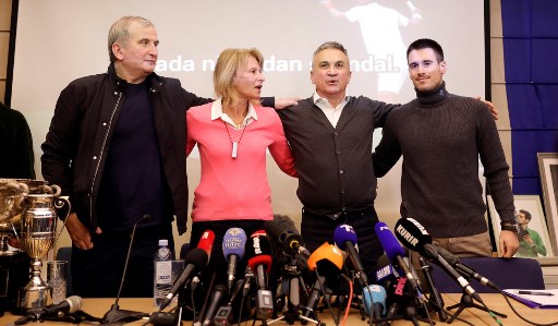 喬科維奇家人在塞國舉行記者會，但其實危機還沒完全解決。法新社