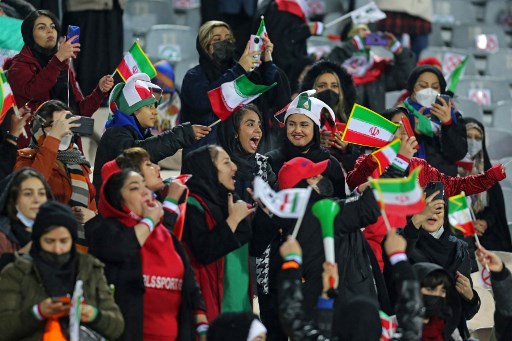 近3年來，伊朗婦女才重新同意進入球場看比賽。法新社