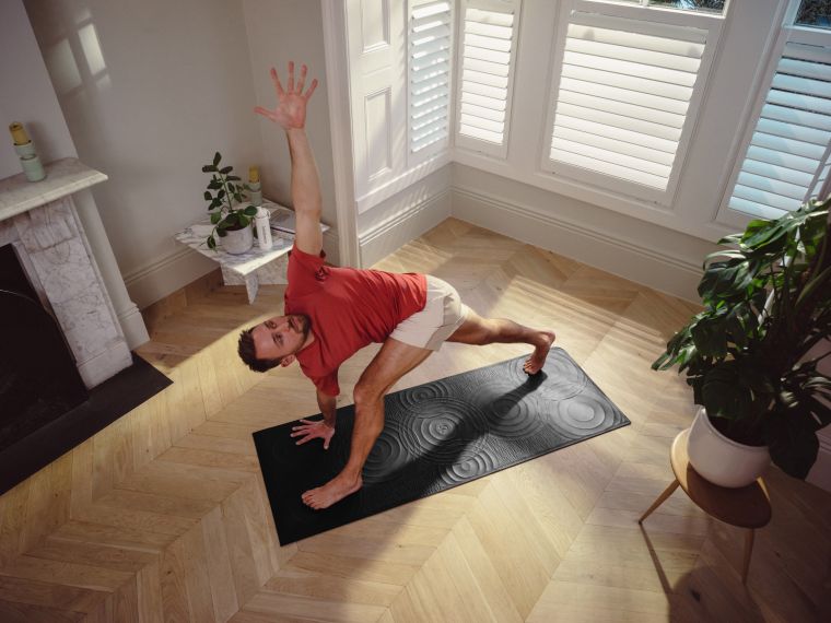 lululemon獨有的Science of Feel™設計理念，Take Form瑜伽墊上的3D緩衝軟墊透過視角和觸角的正位提示。官方提供