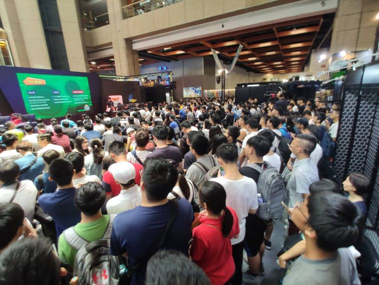 2019《跑跑卡丁車》世界爭霸賽國家代表決賽現場人潮滿滿 觀眾一度擠爆堪稱人氣爆棚。大會提供