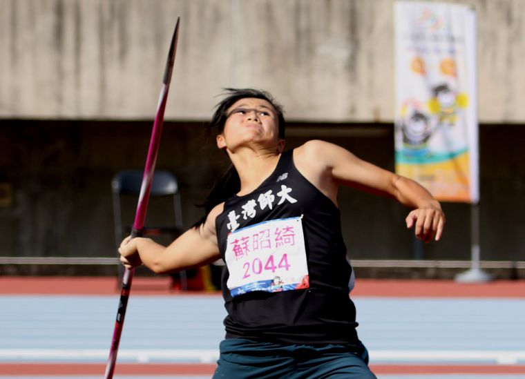 臺灣師範大學蘇昭綺(右)56.10達標亞運和世大運,躍居女子標槍歷年第二傑。資料照片 林嘉欣/攝影。
