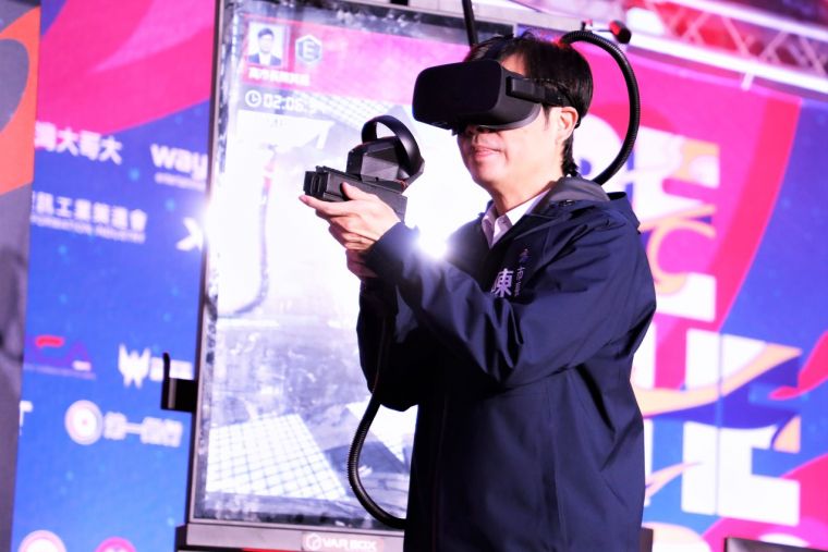 05-穿戴好VR設備的陳其邁市長打起射擊遊戲相當有架式。高雄運發局提供