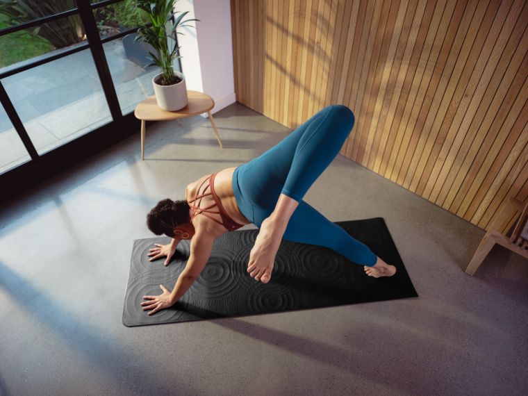 lululemon Take Form瑜伽墊的水波紋路設計提供抓地力和穩定性，帶出更好的表現和增強功能性。官方提供