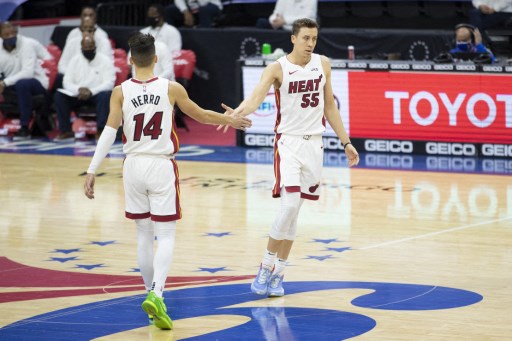 「英雄哥」赫羅(Tyler Herro,左)、「阿舍哥」羅賓森(Duncan Robinson)跳出來合砍60分。法新社