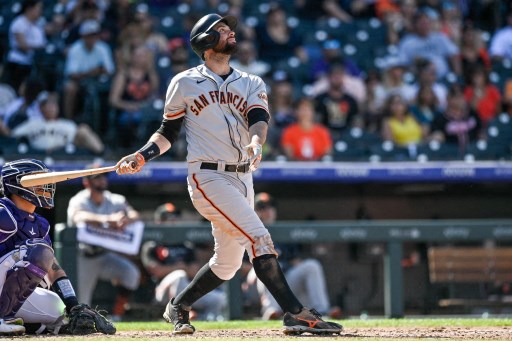 全壘打王貝爾特(Brandon Belt)被一顆觸身球打到手指骨折。法新社