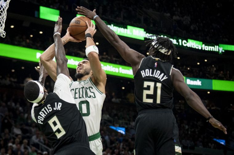 Jrue Holiday成為25年來唯一在最後10秒內獲得1抄截1火鍋的球員。法新社