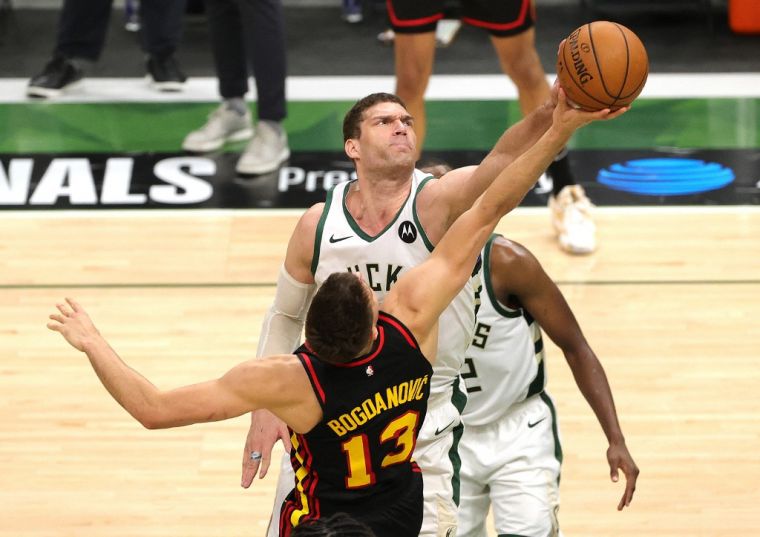 洛佩斯(中)33分7籃板4火鍋,成為公鹿贏球的奇兵。(法新社)