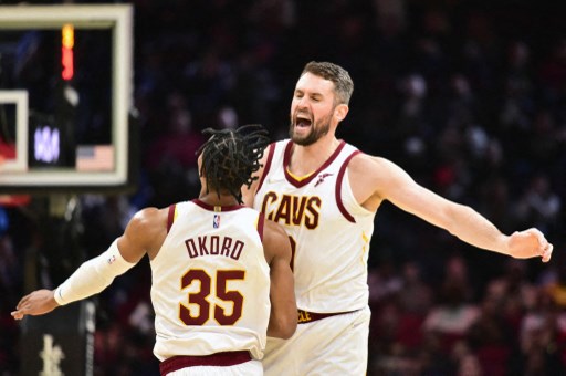 2年生奧柯洛(Isaac Okoro)和老將洛夫(Kevin Love)組合是騎士最重要的武器。法新社