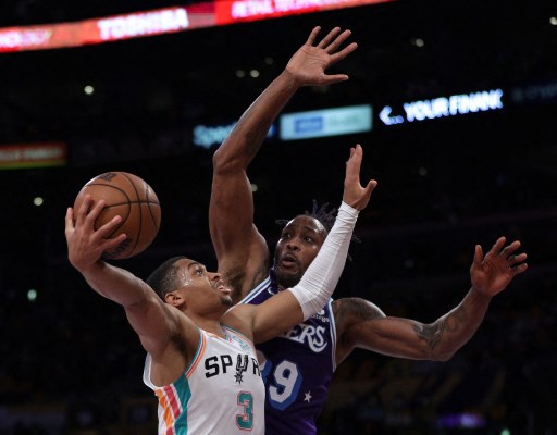 強森(Keldon Johnson)場均14.8分、7籃板、1助攻,防守上除了遠距離2分外,幾乎都能明顯降低對手威脅。法新社