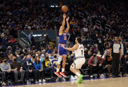 柯瑞(Stephen Curry)直到第三節尾聲才投進三分球,順利完成紀錄。法新社