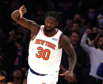 前鋒藍道爾(Julius Randle)在比賽中對球迷作出「倒讚」手勢。法新社