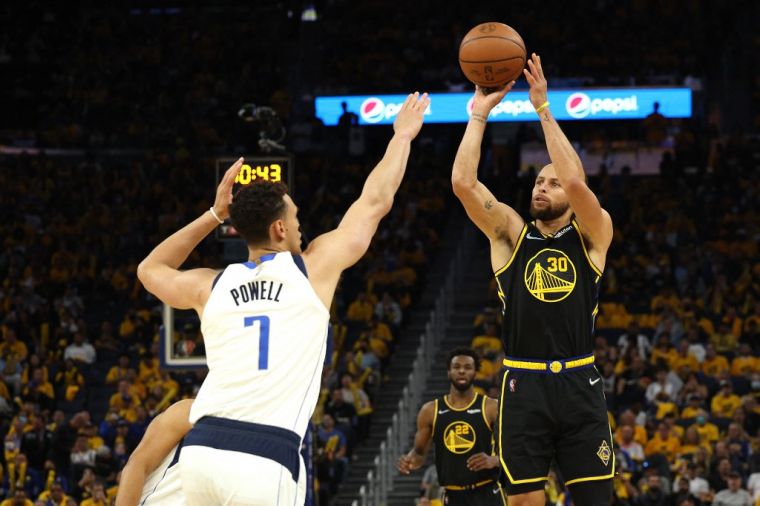 防守中鋒包威爾(Dwight Powell),全場只有3分,整體DIFF%是-1.3%,可以說是全隊唯一防守正貢獻的。法新社