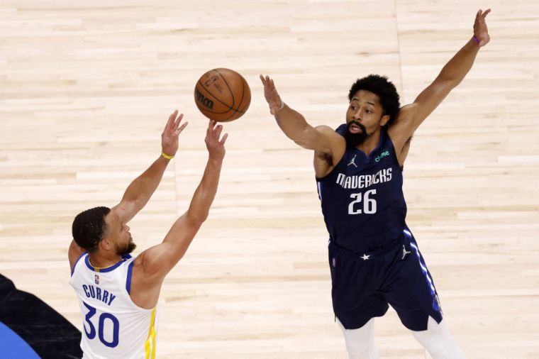獨行俠板凳上的丁維迪(Spencer Dinwiddie),全場26分,但防守卻是大問題。法新社