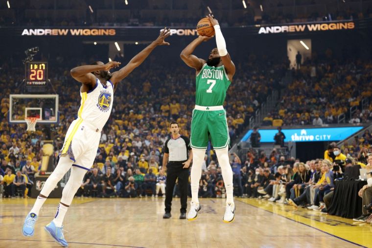 勇士Green 拿去應付雙鋒之一的 Jaylen Brown。法新社