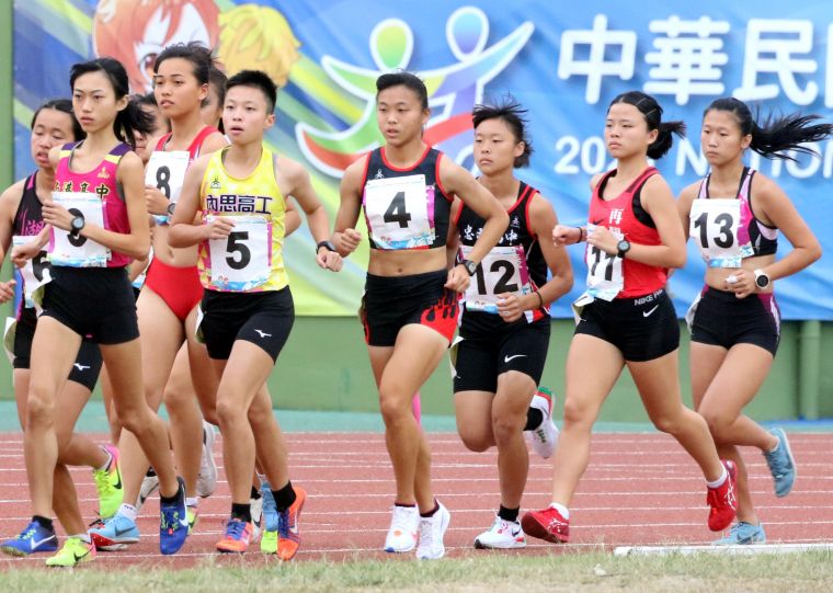 南港高中鍾佳妤(前)以39分32秒97,勇奪110年全中運高女1萬公尺金牌。林嘉欣/攝影。