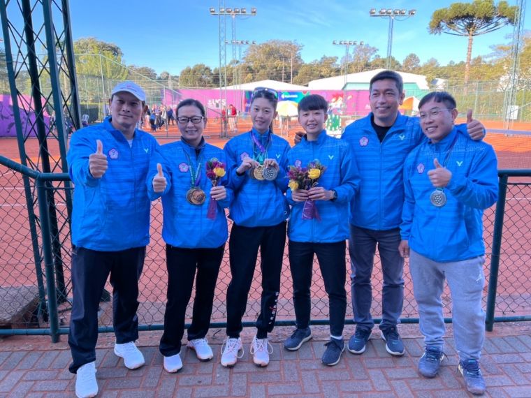 中華網球代表隊共摘下1金2銀1銅佳績。鄭韋揚提供