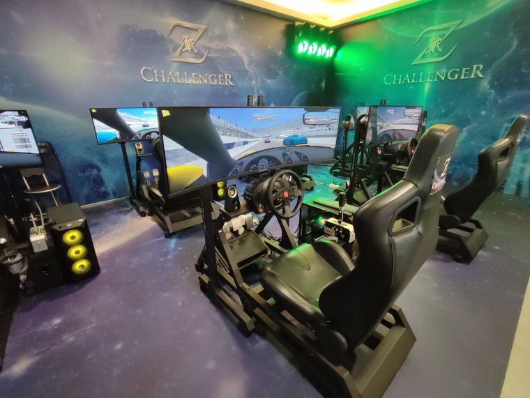 Z-Challenger 賽車體驗館使用 6 套總價值百萬的賽車模擬器設備，供選手競賽使用。官方提供