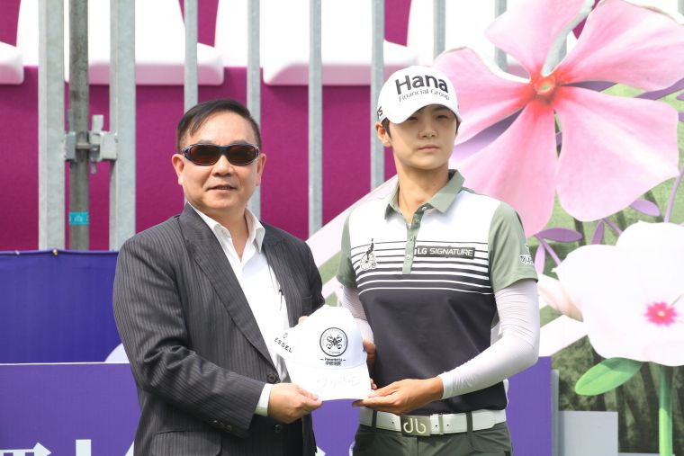 世界球后朴城炫將賽事紀念帽贈送給桃園市副市長王明德。