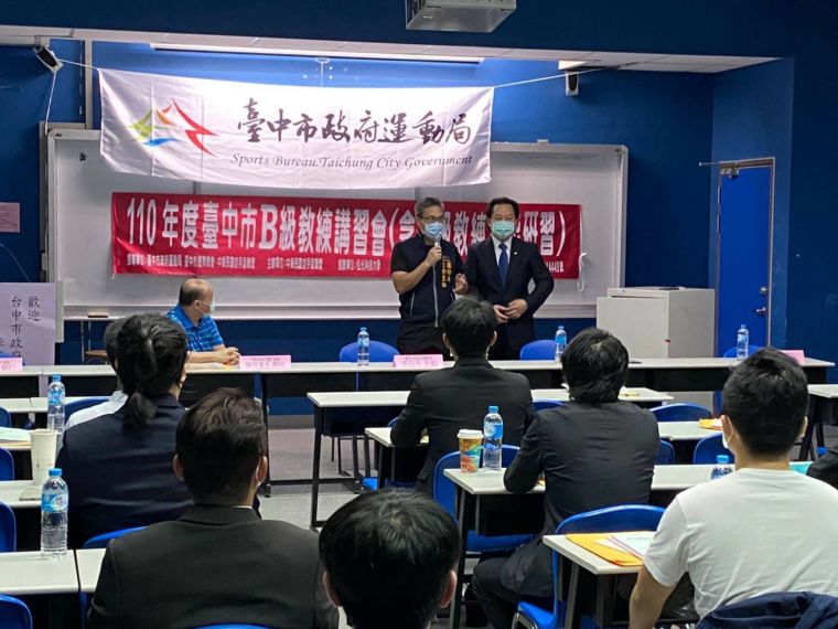 110年度台中市b級教練講席會暨a級教練增能研習-運動局長李昱叡及空手道委員會宋一信主委感謝及期勉參訓教練。台中運動局提供