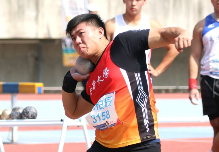 一般男生鉛球決賽，清華大學郭柏辰以14.79破大會。林嘉欣／攝影。