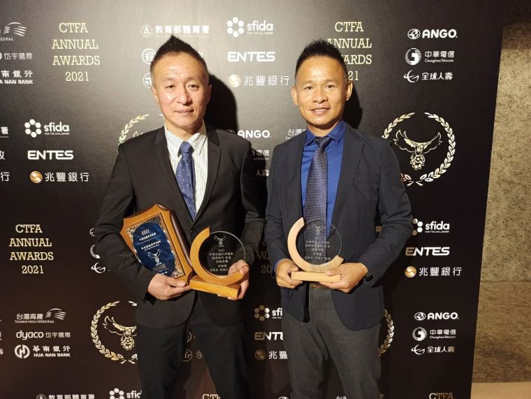 年度最佳男子裁判：游銘訓 (左)。詹健全攝