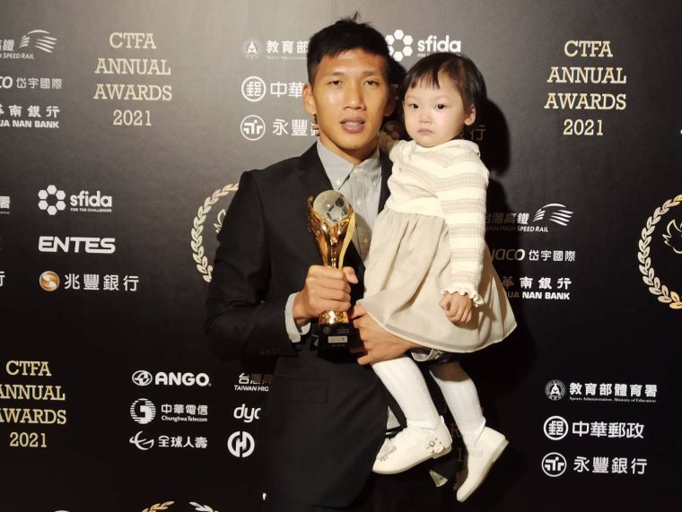 吳俊青抱著兩歲女兒出席頒獎。詹健全攝