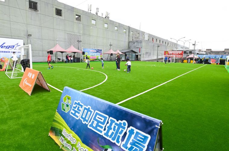 台茂購物中心的空中足球場4月啟用。（中華民國校園社區運動聯盟協會提供）